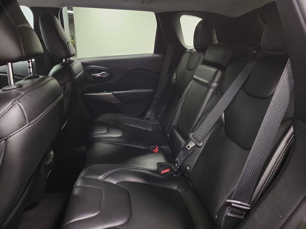 Used 2019 Jeep Cherokee Latitude Plus w/ Cold Weather Group AWD/4WD image 31