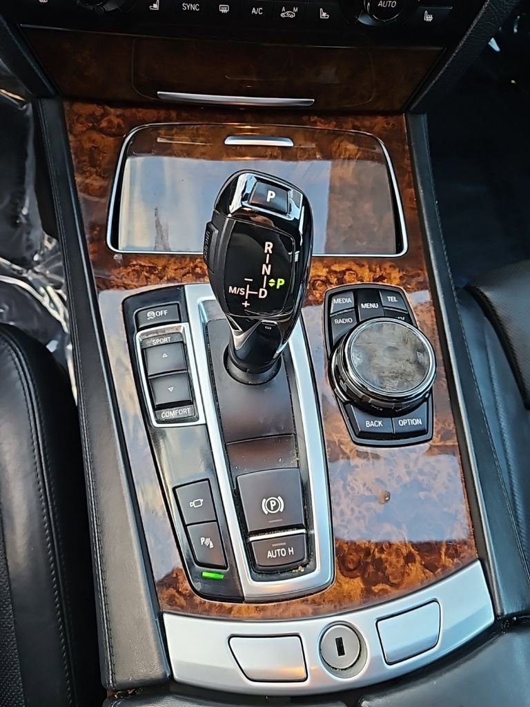 Used 2015 BMW 750i RWD image 16