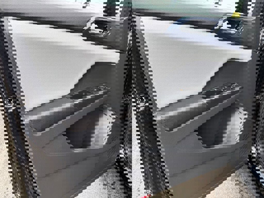 Used 2023 Volkswagen Taos SE w/ Panoramic Sunroof Package image 9