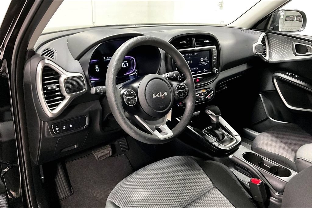 Used 2025 Kia Soul LX w/ LX Technology Package FWD image 16