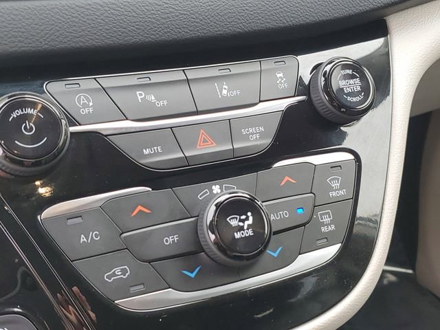 Used 2023 Chrysler Pacifica Touring-L FWD image 15