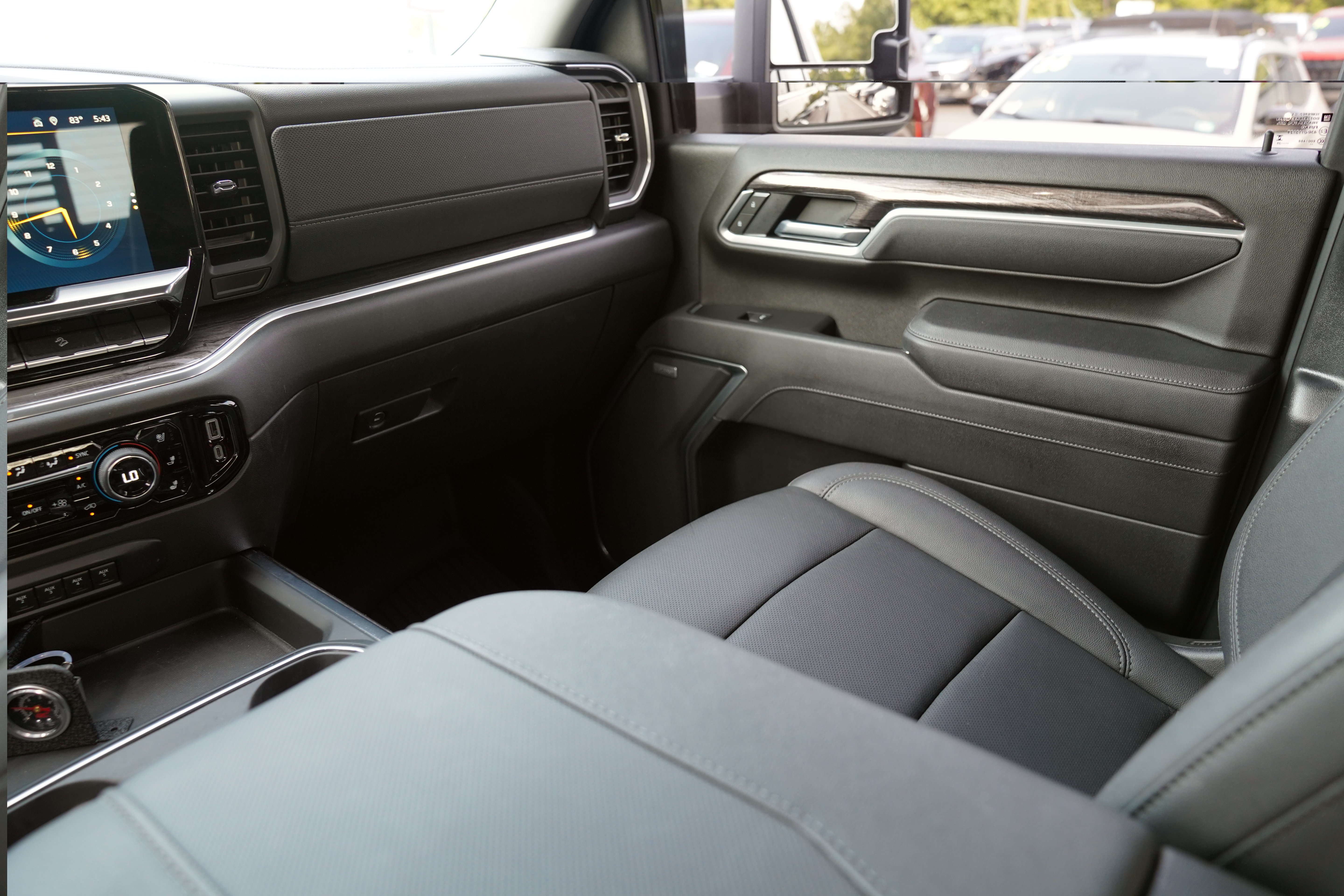 Used 2025 Chevrolet Silverado 3500 LTZ w/ LTZ Convenience Package AWD/4WD image 13