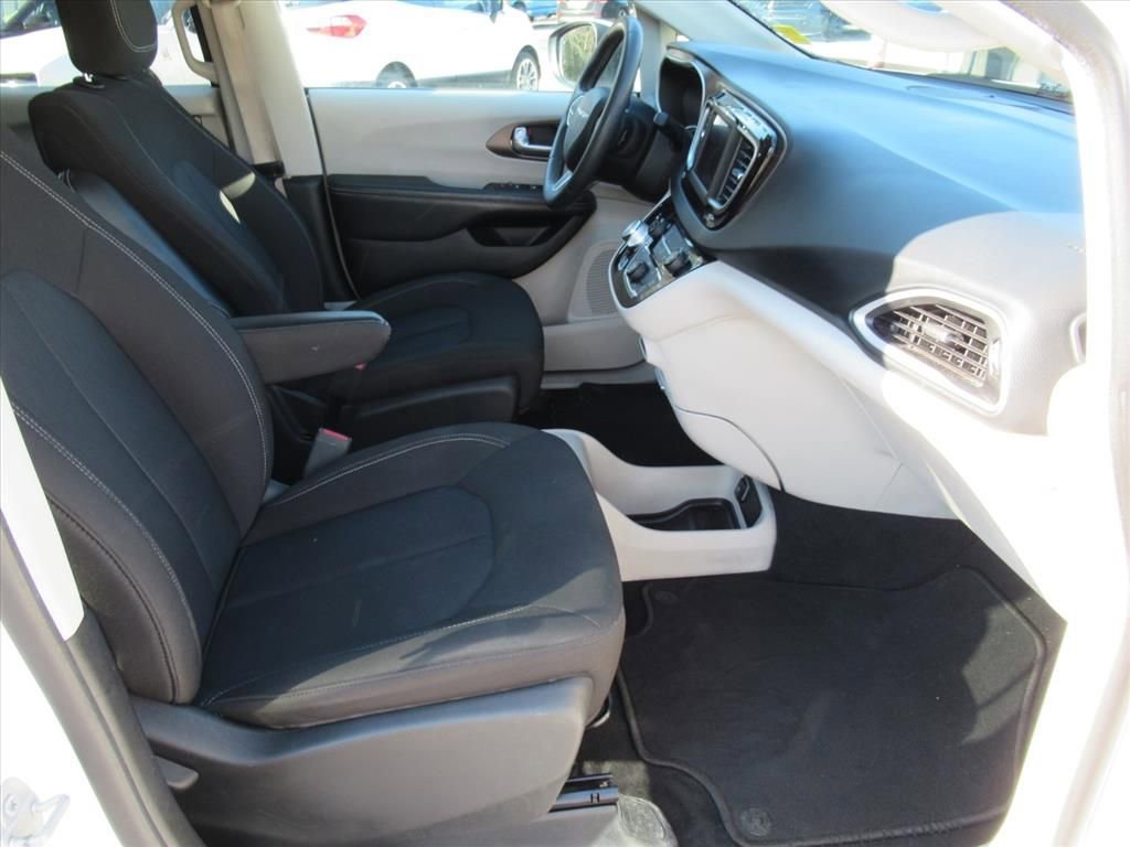 Used 2022 Chrysler Voyager LX image 8