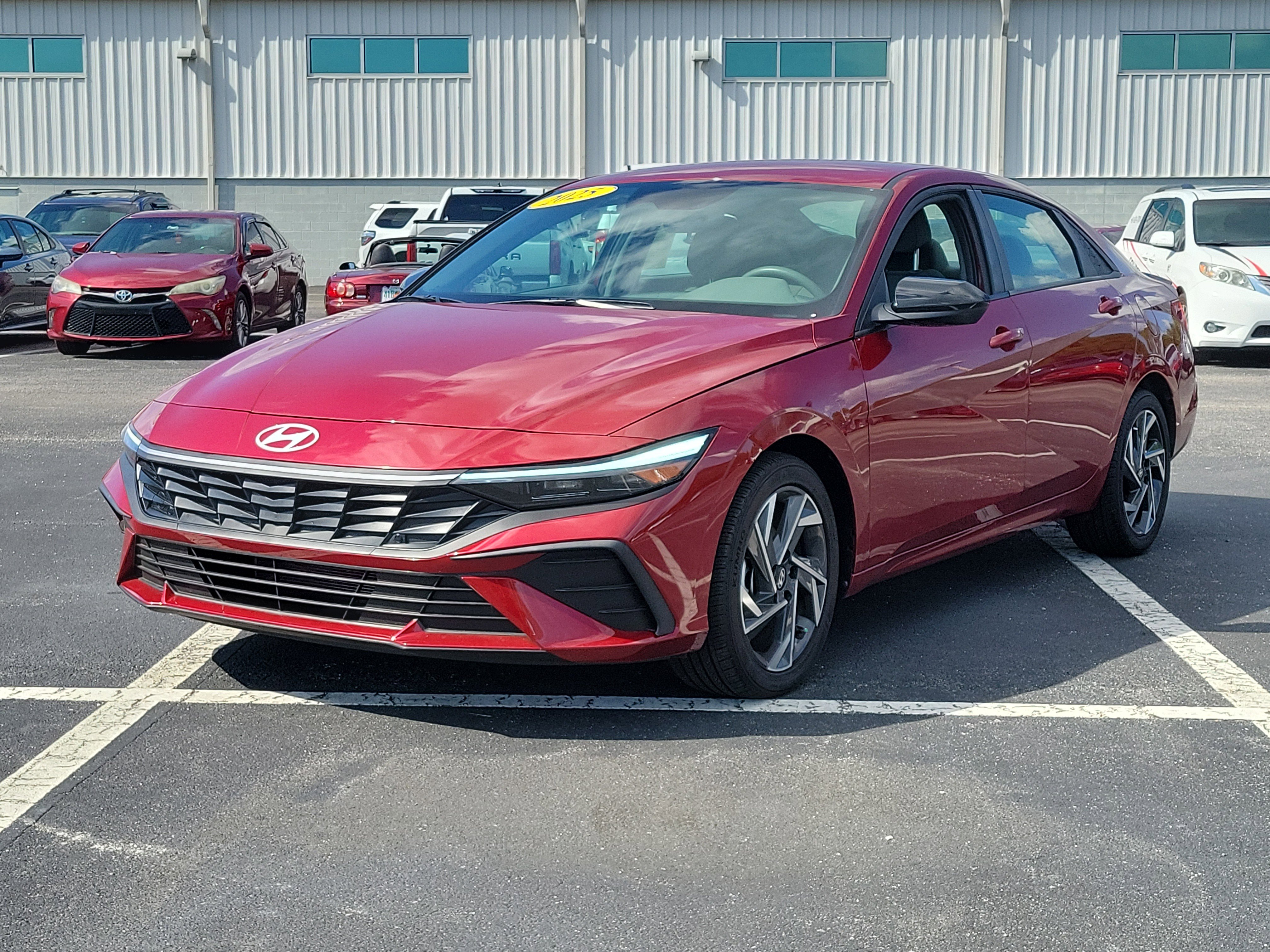 Used 2025 Hyundai Elantra Sport image 3