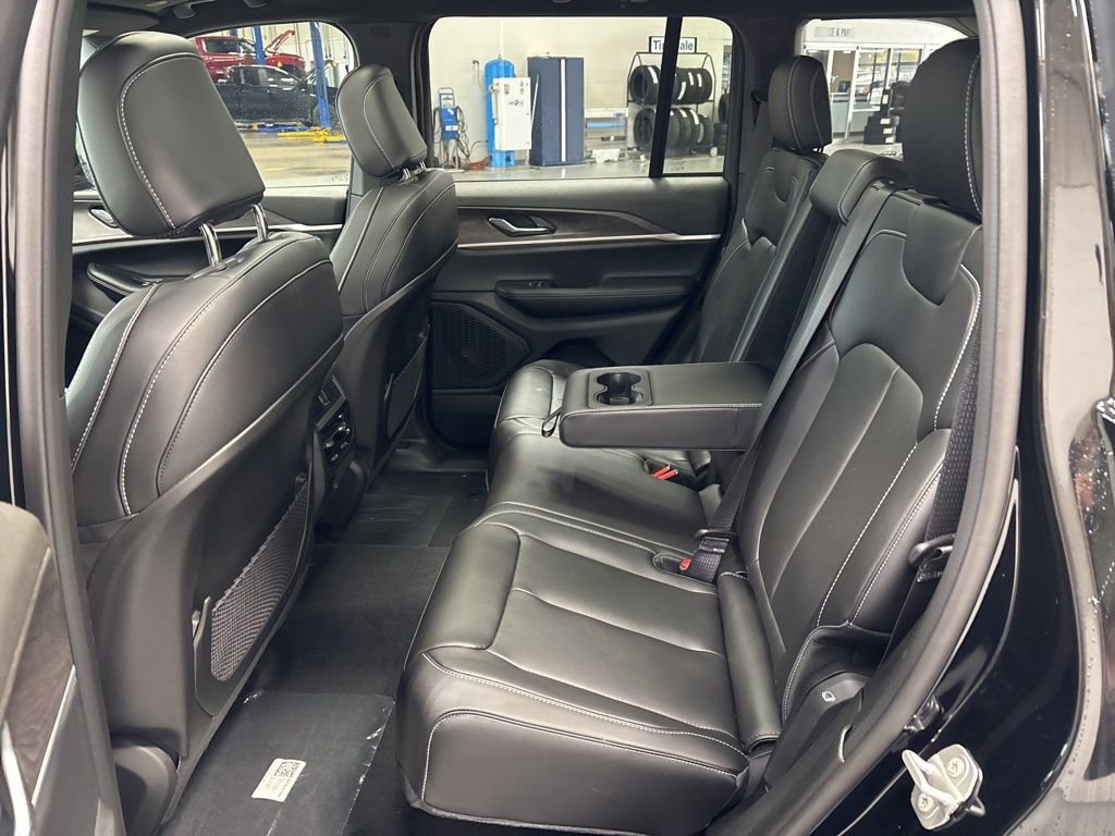 New 2025 Jeep Grand Cherokee Limited w/ Black Appearance Package image 36
