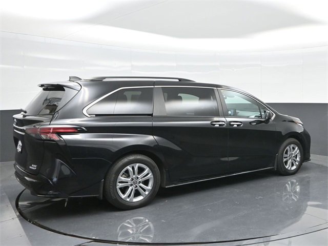 Used 2022 Toyota Sienna XSE image 3