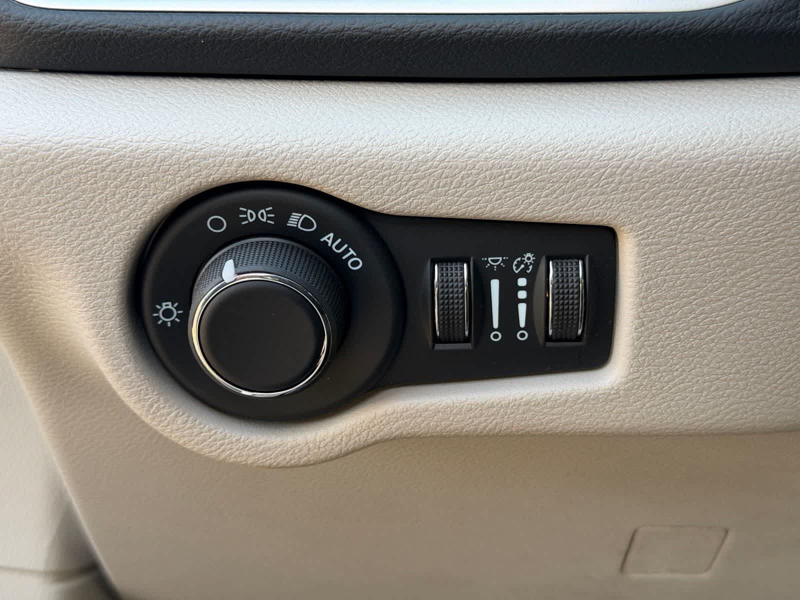 Used 2024 Chrysler Voyager LX FWD image 18