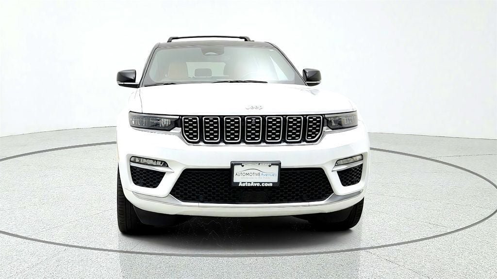 Used 2023 Jeep Grand Cherokee Summit w/ Luxury Tech Group V AWD/4WD image 2