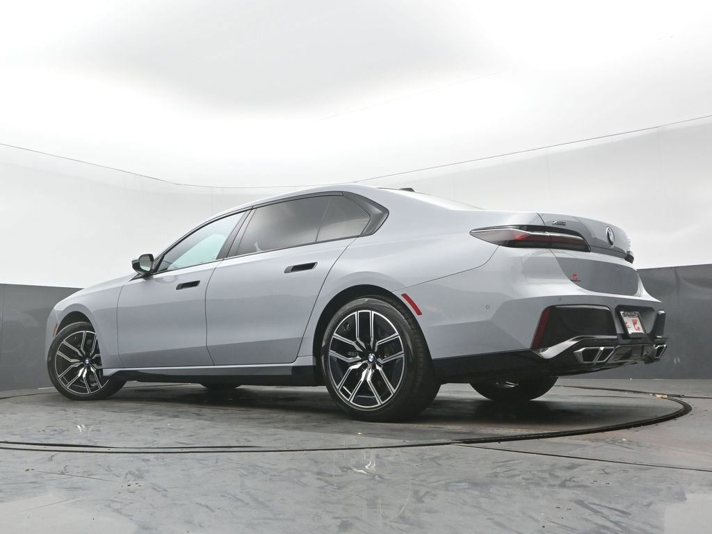 Used 2023 BMW 760i xDrive image 31