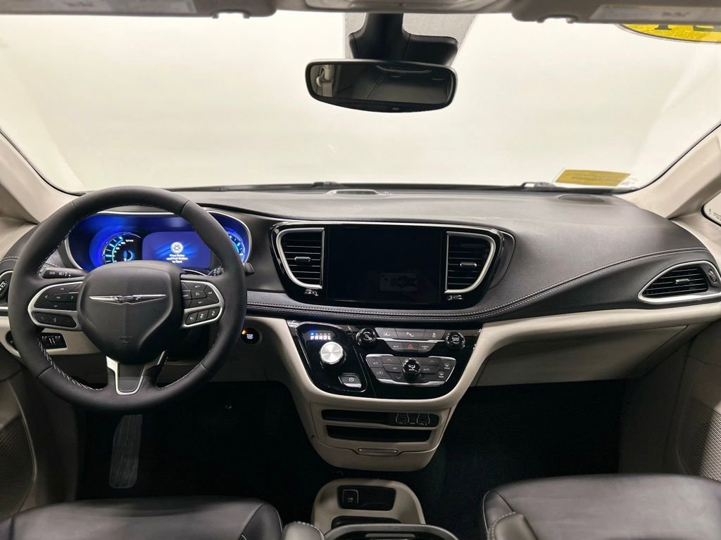 Used 2024 Chrysler Pacifica Select image 15