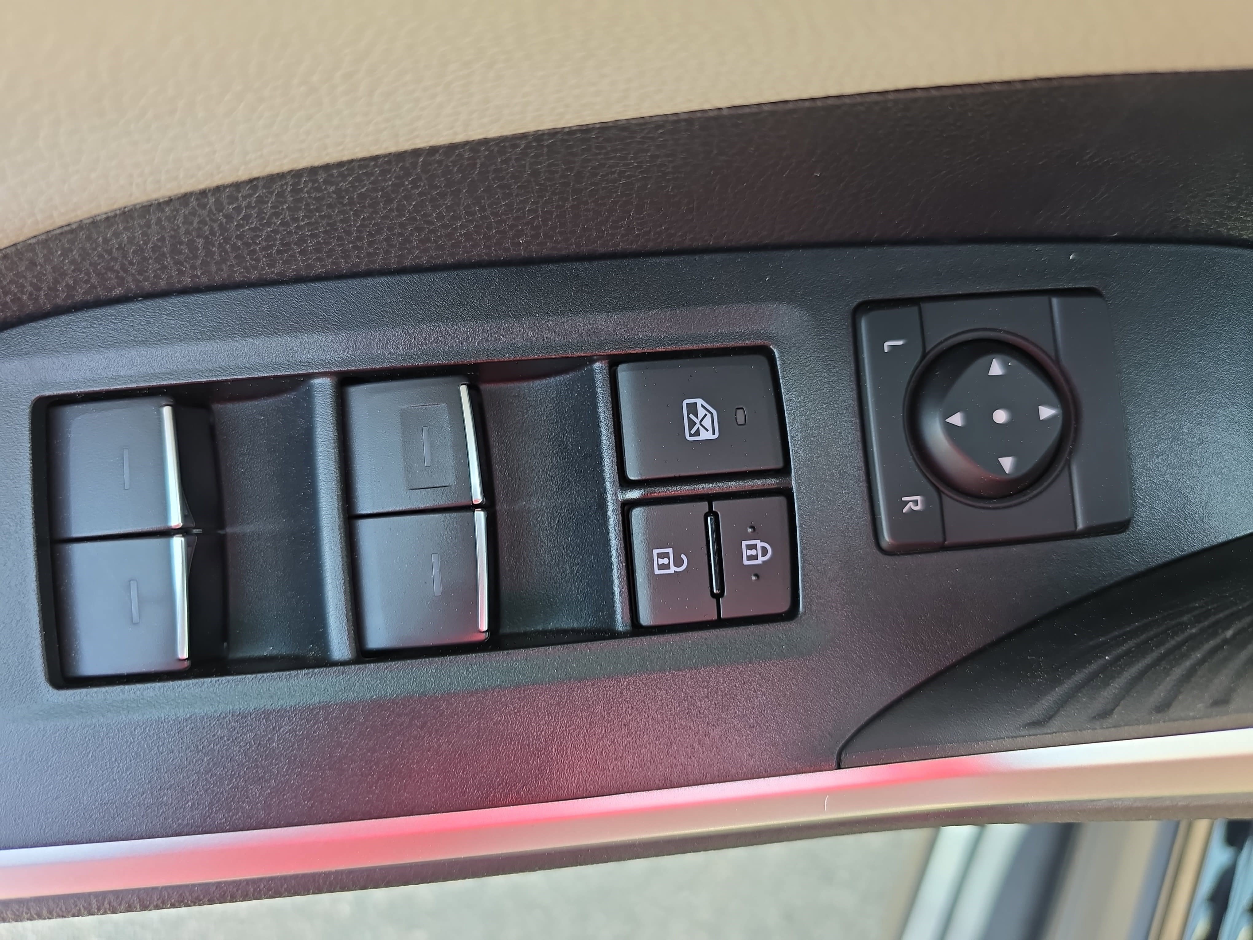 Used 2025 Toyota RAV4 Limited image 29