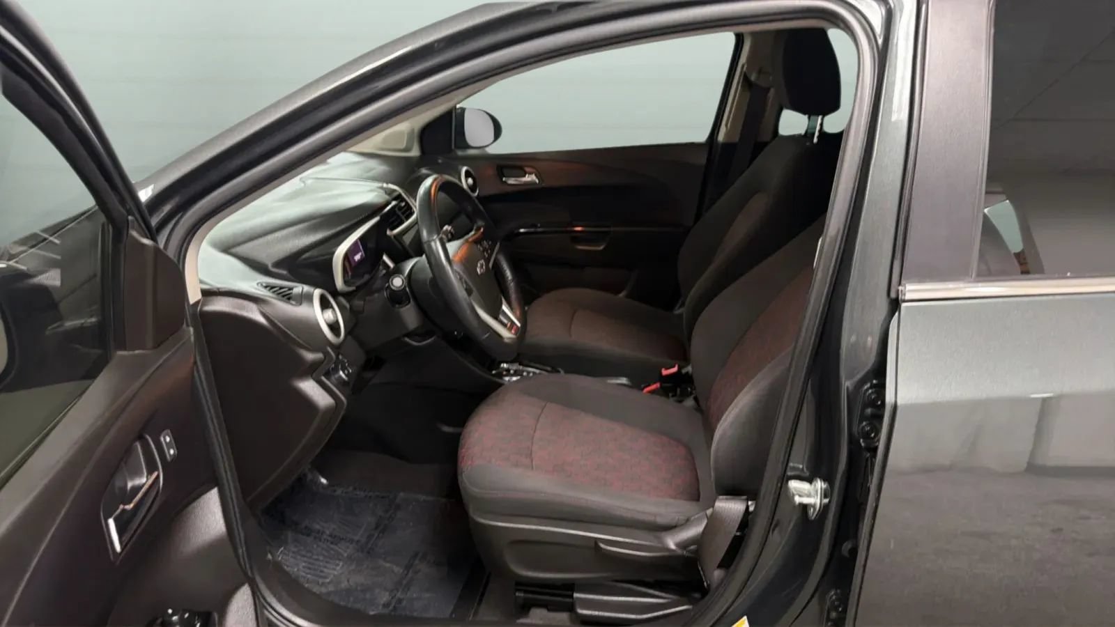 Used 2018 Chevrolet Sonic LT FWD image 20