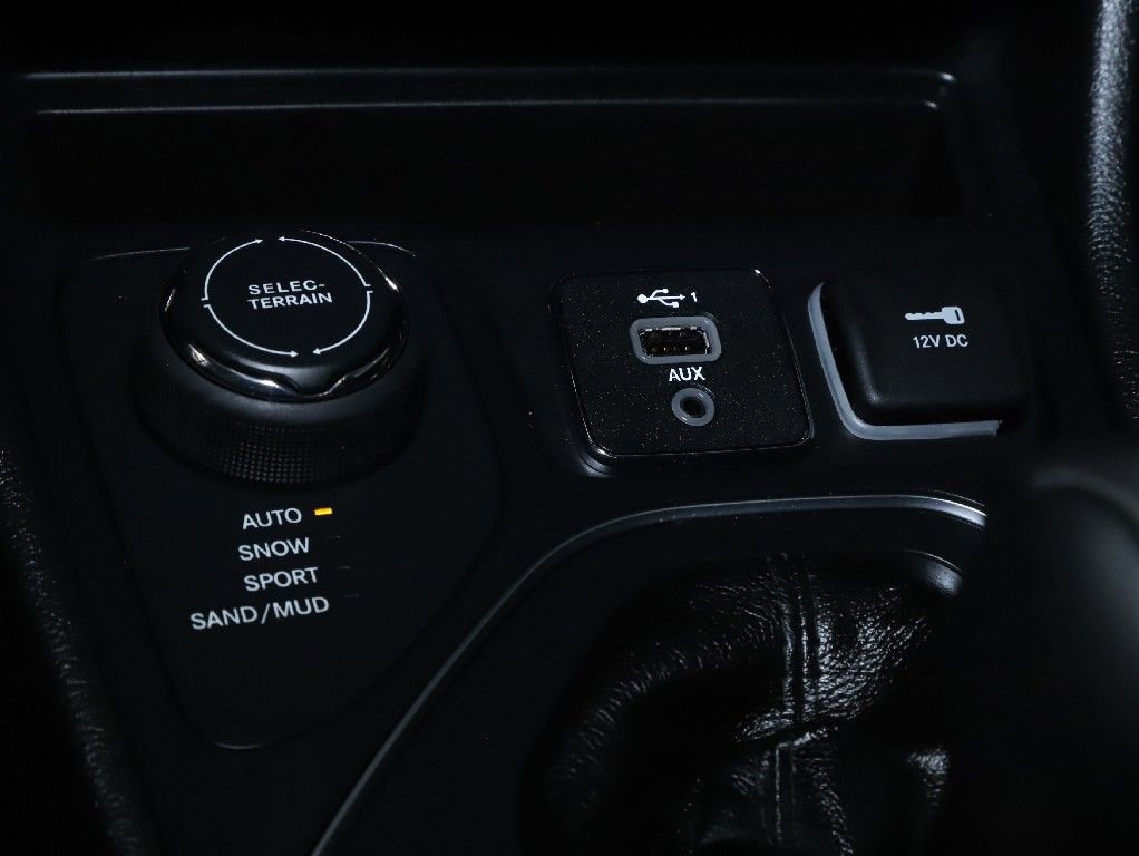 Used 2019 Jeep Cherokee Latitude Plus w/ Cold Weather Group AWD/4WD image 27