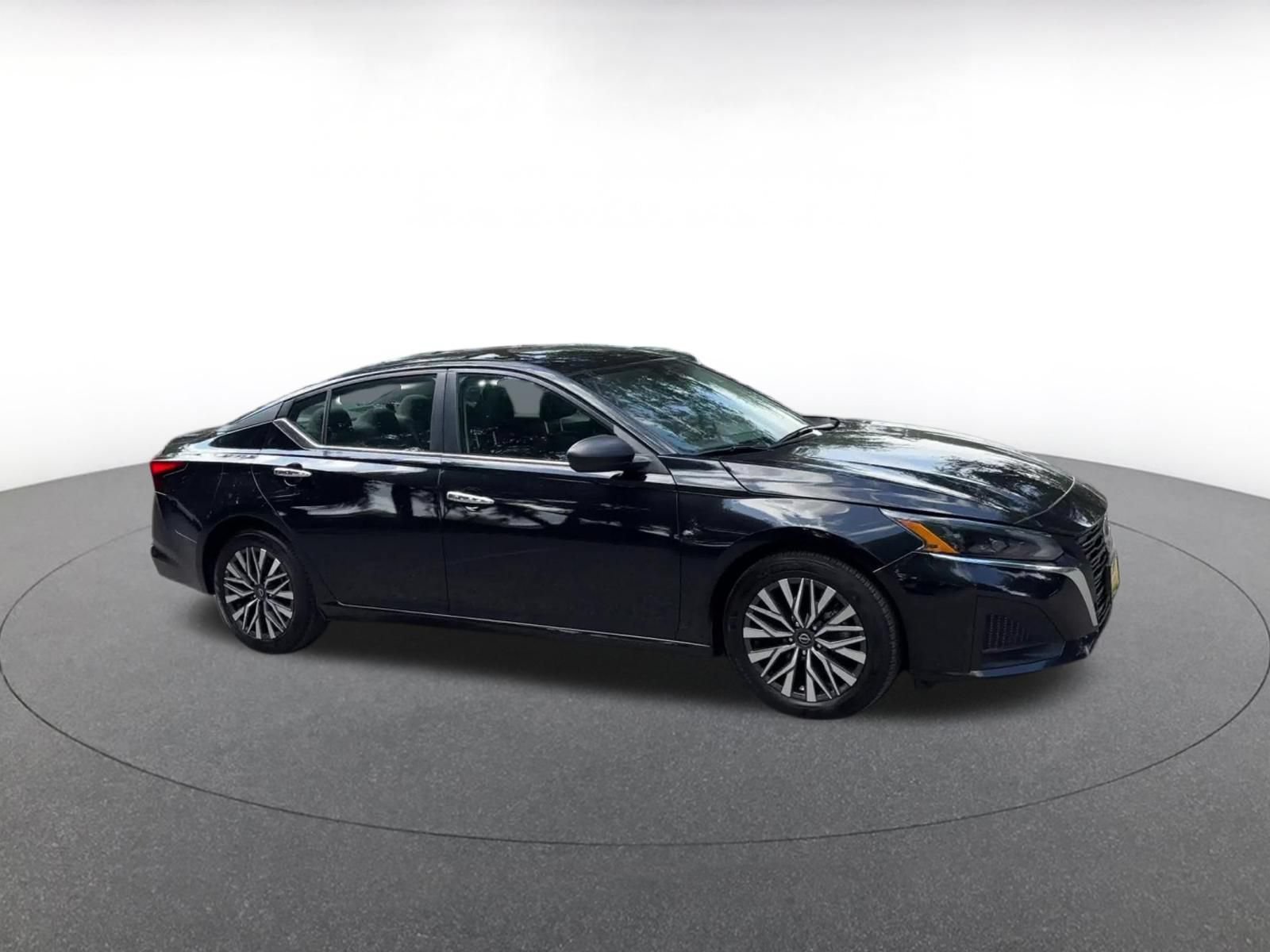 Used 2025 Nissan Altima 2.5 SV FWD image 3