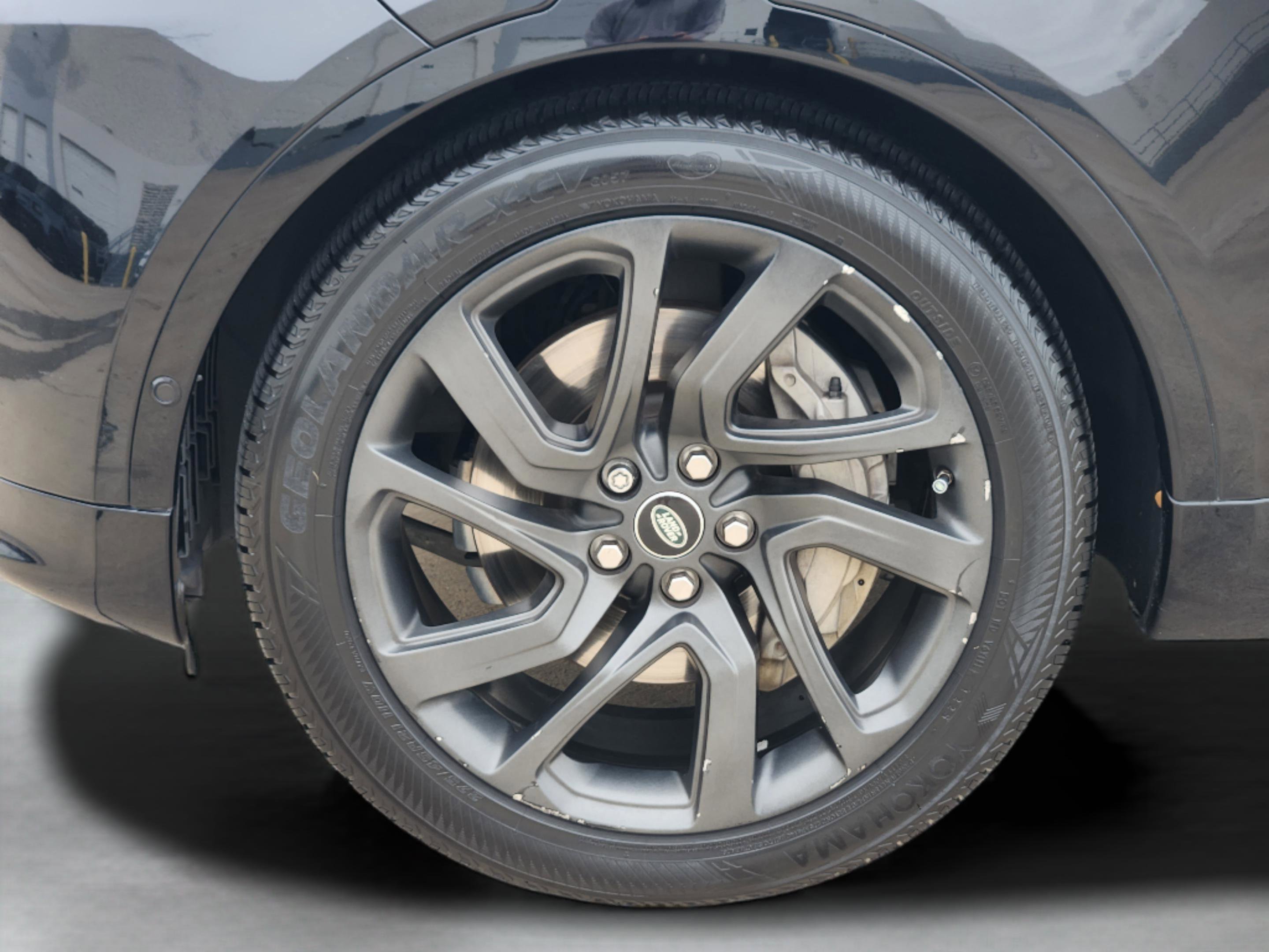 Used 2018 Land Rover Discovery HSE image 32