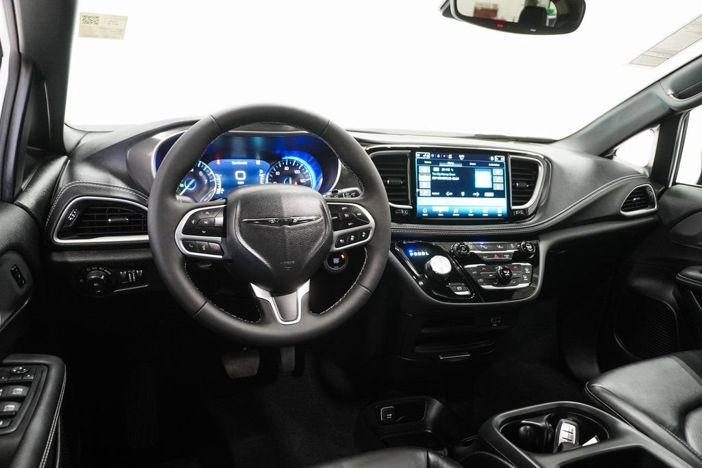New 2026 Chrysler Pacifica Select FWD image 18