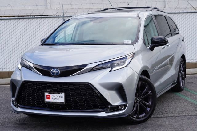 Used 2024 Toyota Sienna XSE image 4