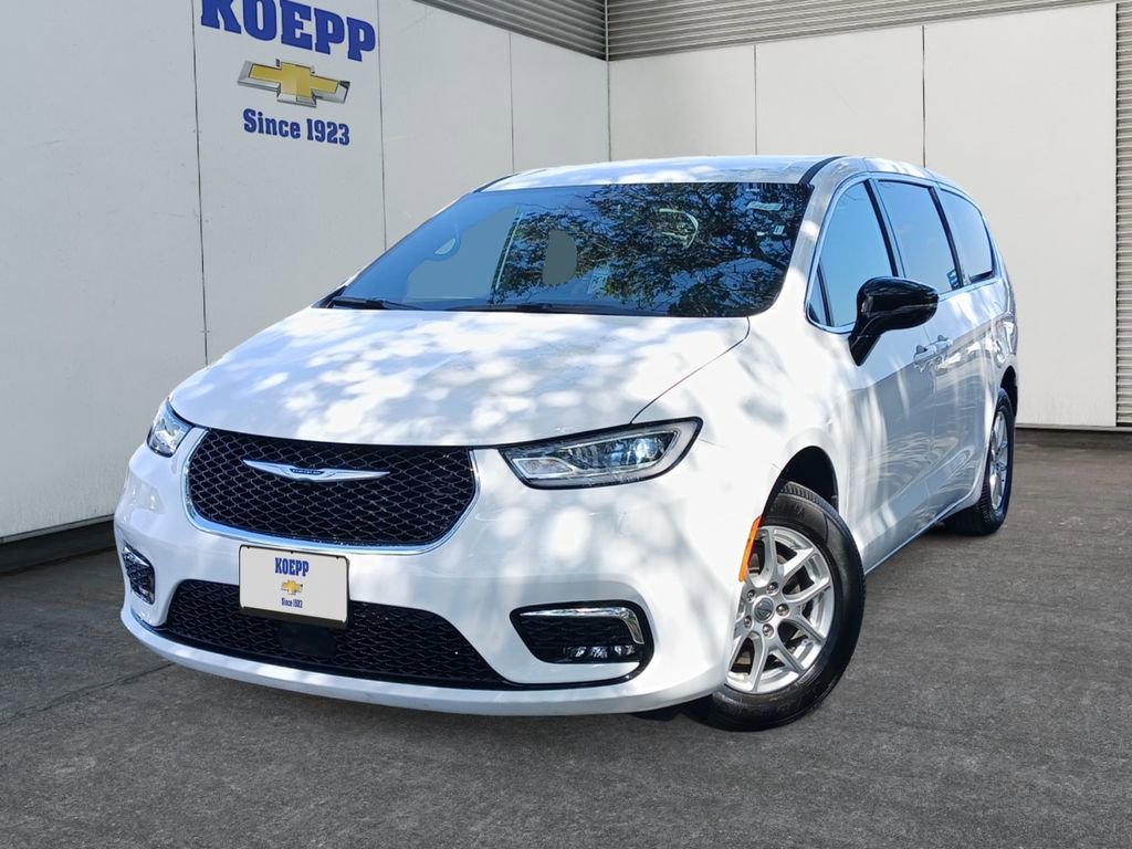 Used 2025 Chrysler Pacifica Select FWD image 1