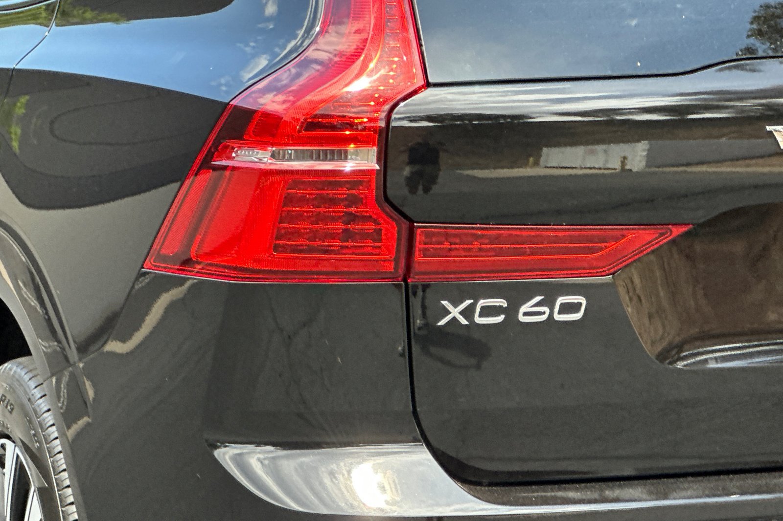 Certified 2025 Volvo XC60 B5 Core AWD/4WD image 34
