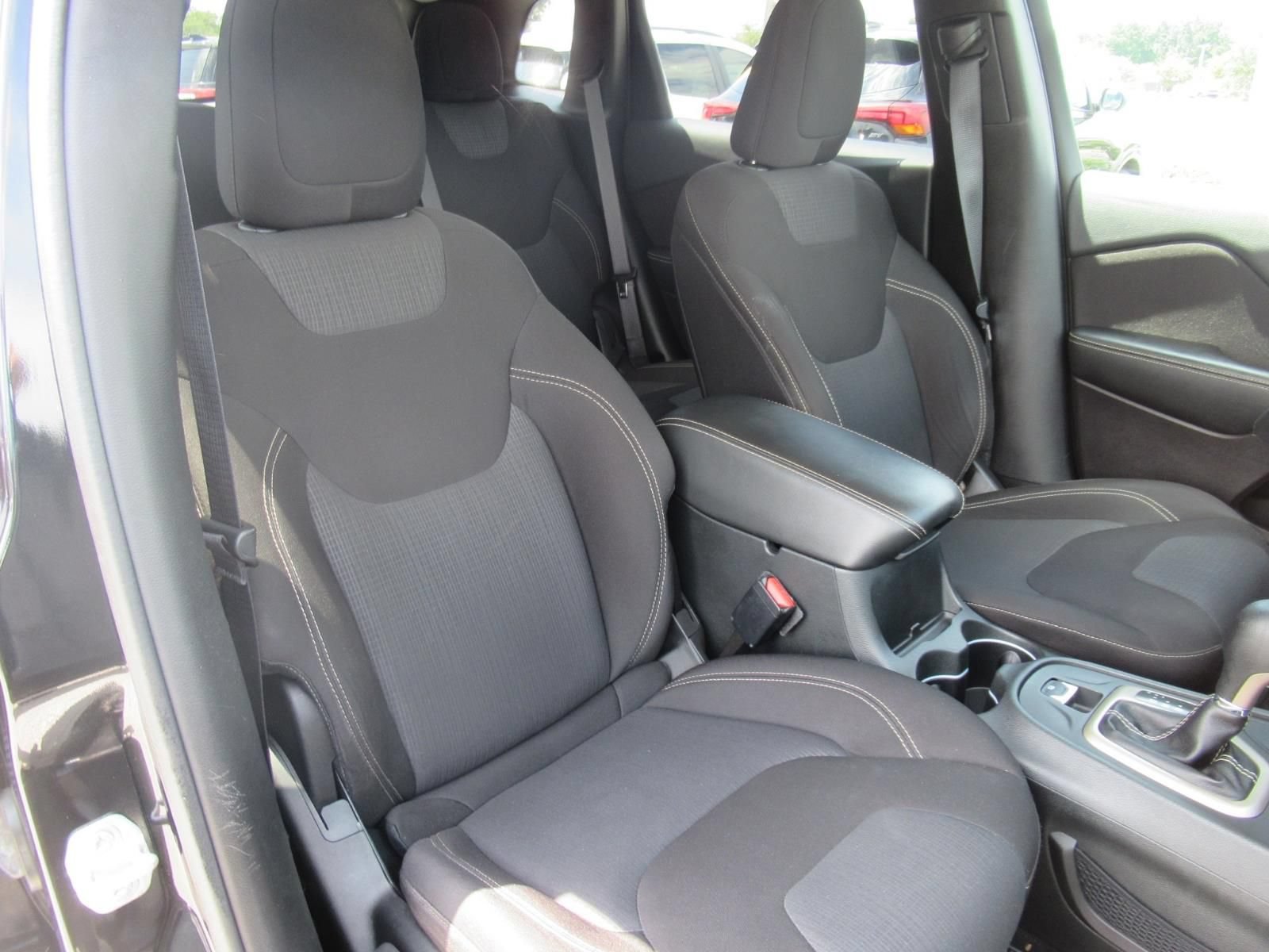 Used 2015 Jeep Cherokee Latitude w/ Cold Weather Group AWD/4WD image 9