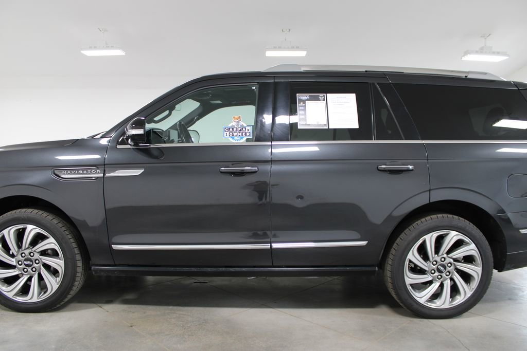 Used 2023 Lincoln Navigator Reserve AWD/4WD image 6