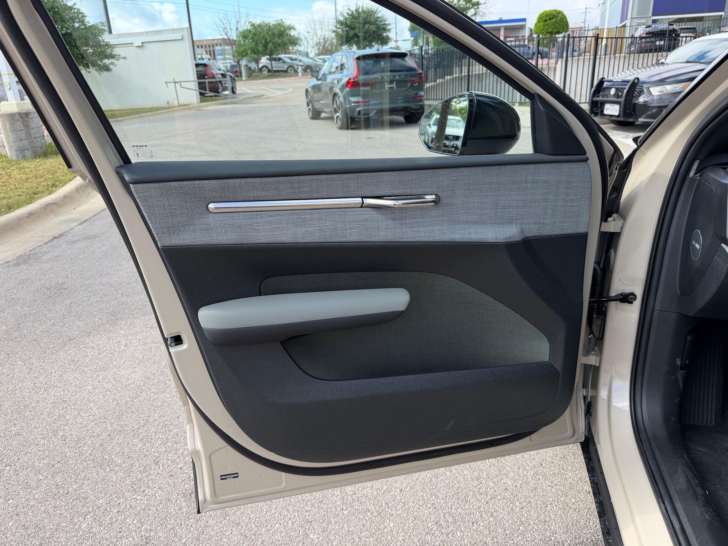 New 2026 Volvo EX30 Plus w/ Protection Package Premier image 18