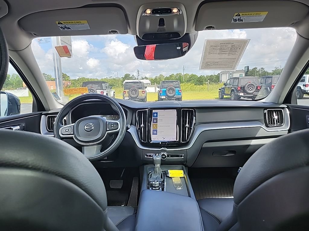 Used 2021 Volvo XC60 T5 Momentum w/ Climate Package image 3