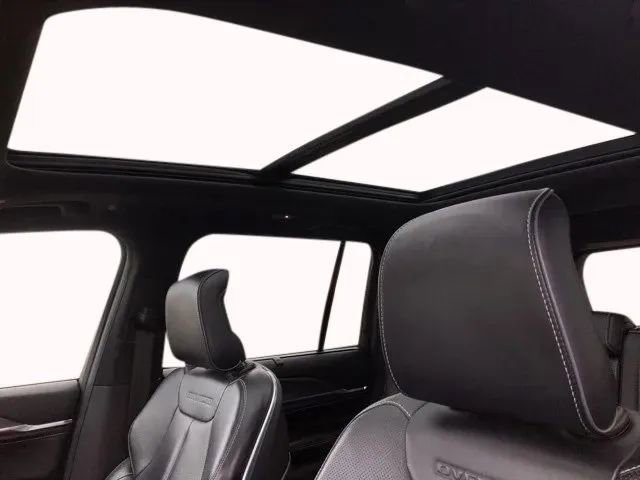 Used 2022 Jeep Grand Cherokee Overland w/ Luxury Tech Group IV image 17