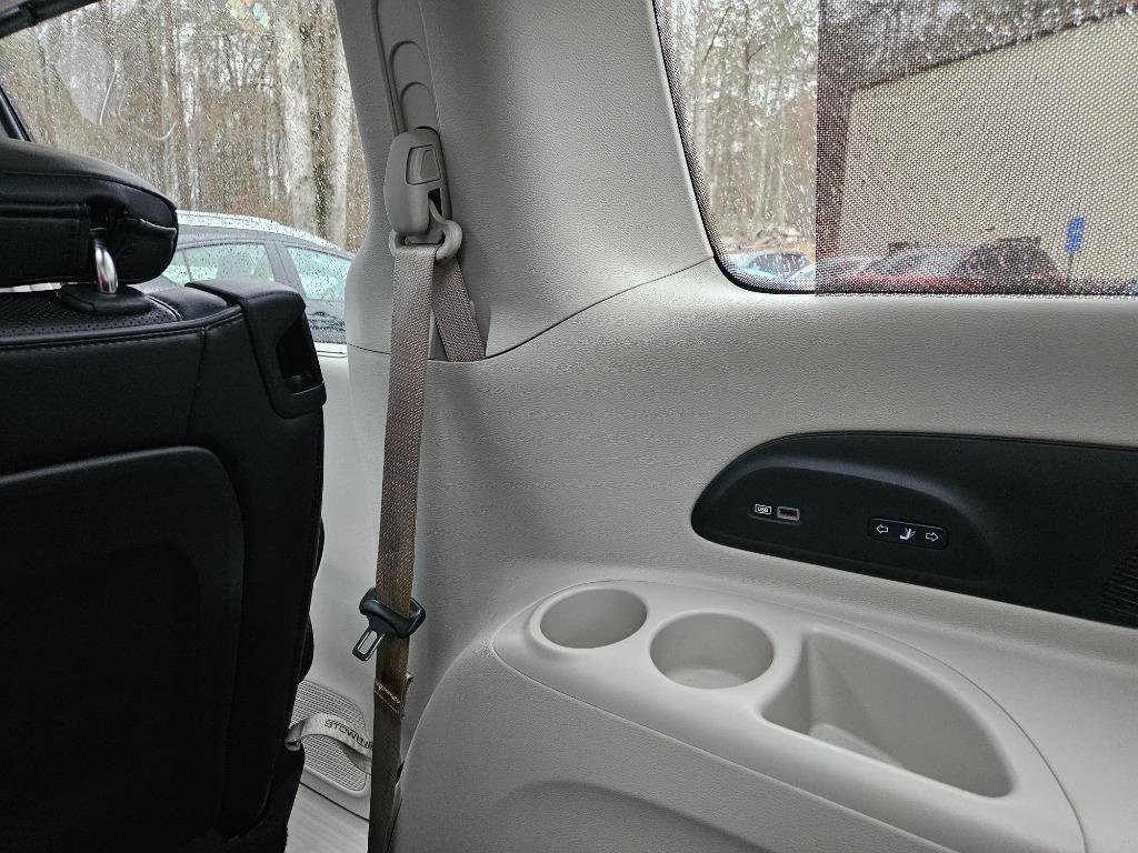 Used 2017 Chrysler Pacifica Limited FWD image 36