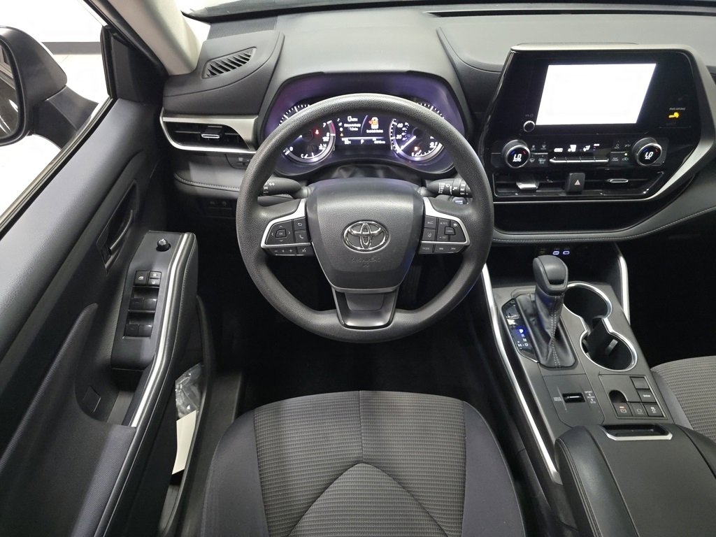 Certified 2023 Toyota Highlander L image 25