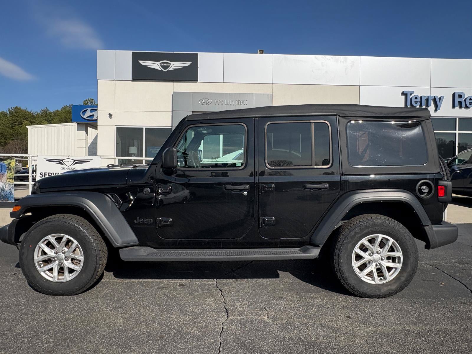 Used 2023 Jeep Wrangler Unlimited Sport AWD/4WD image 4