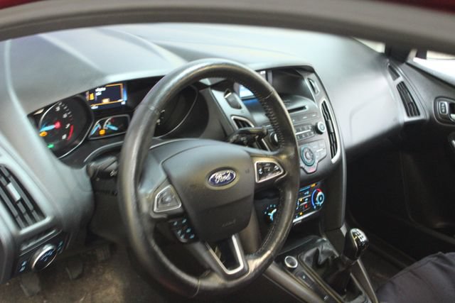 Used 2016 Ford Focus SE w/ Equipment Group 201A FWD image 12