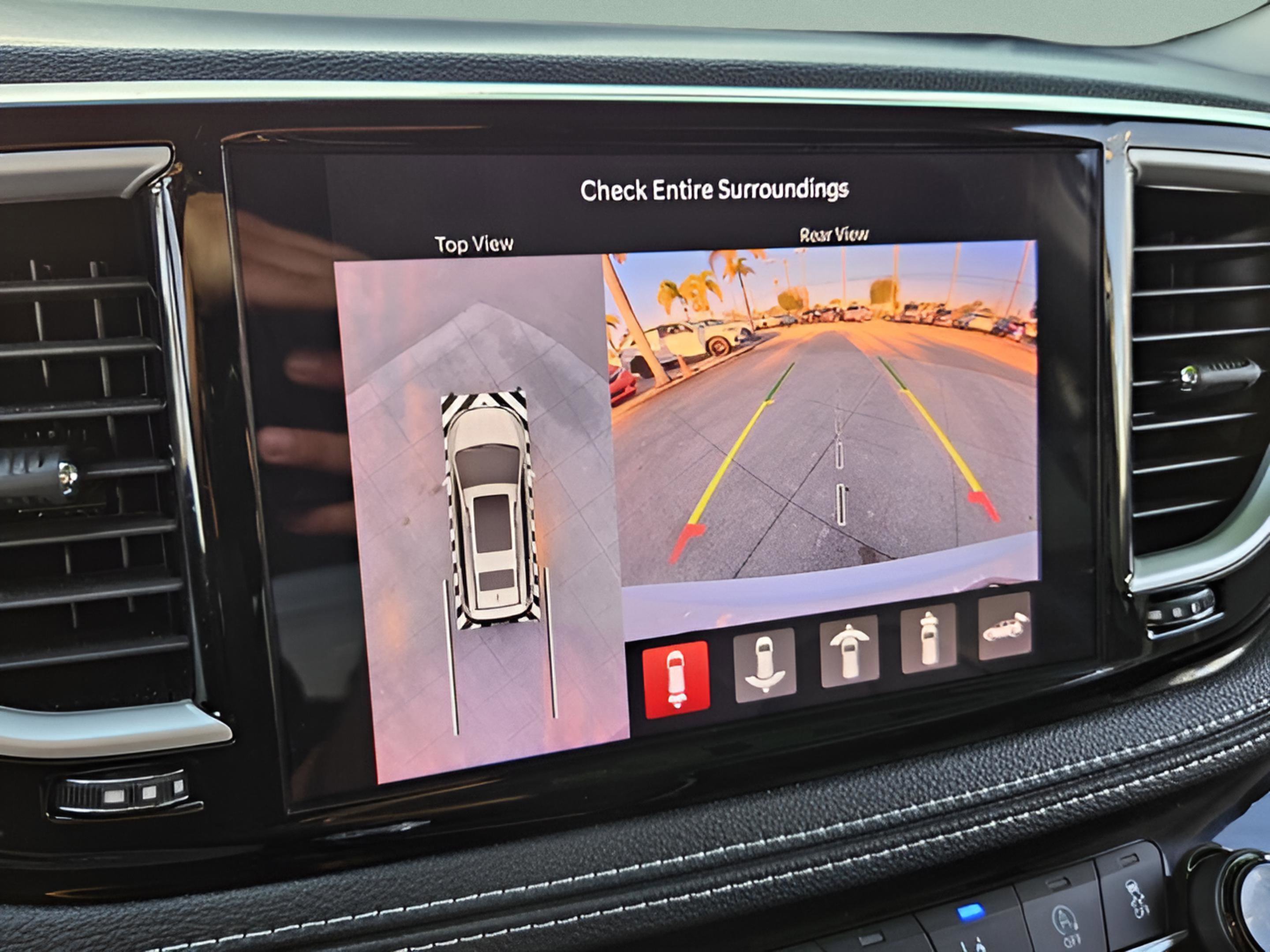 Used 2023 Chrysler Pacifica Touring-L image 22