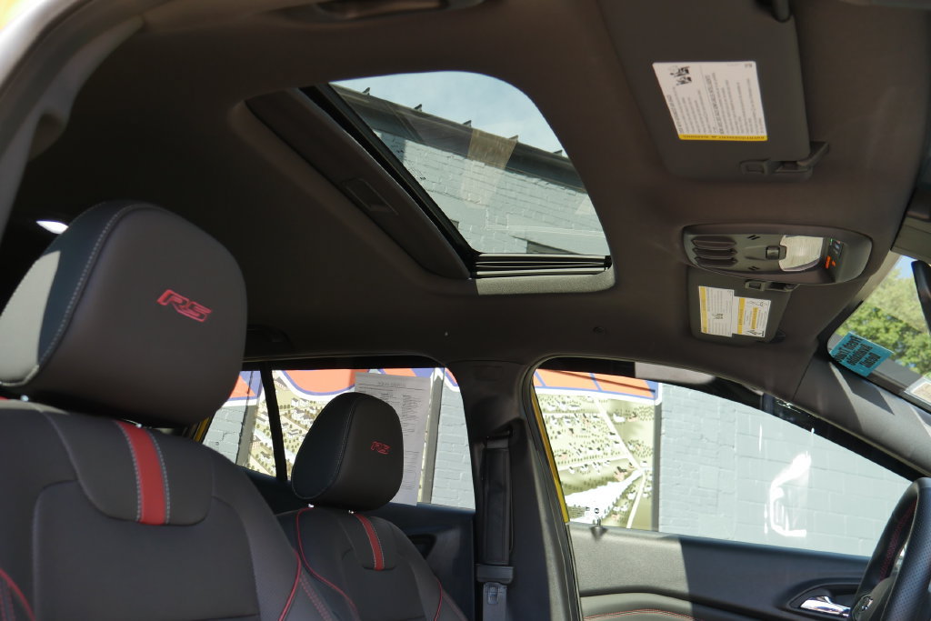 Used 2024 Chevrolet Trax RS w/ Sunroof Package FWD image 12