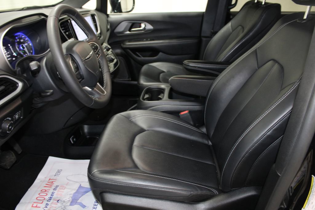 Used 2025 Chrysler Pacifica Select image 13