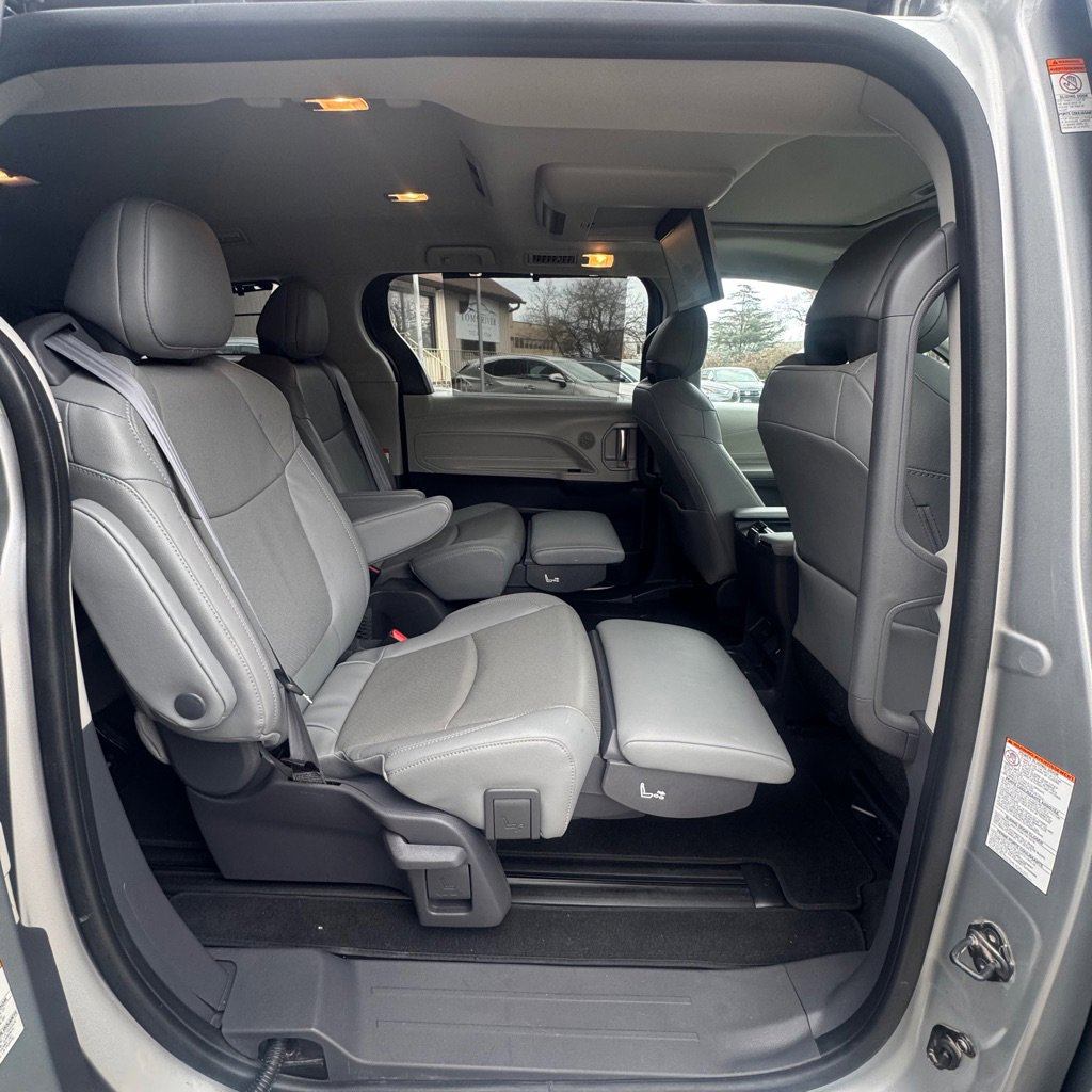 Used 2021 Toyota Sienna Limited image 25