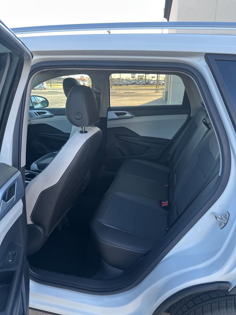 New 2026 Volkswagen Taos SE FWD image 15