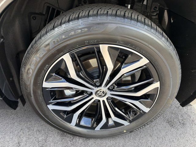 Certified 2025 Toyota Crown Signia AWD/4WD image 31