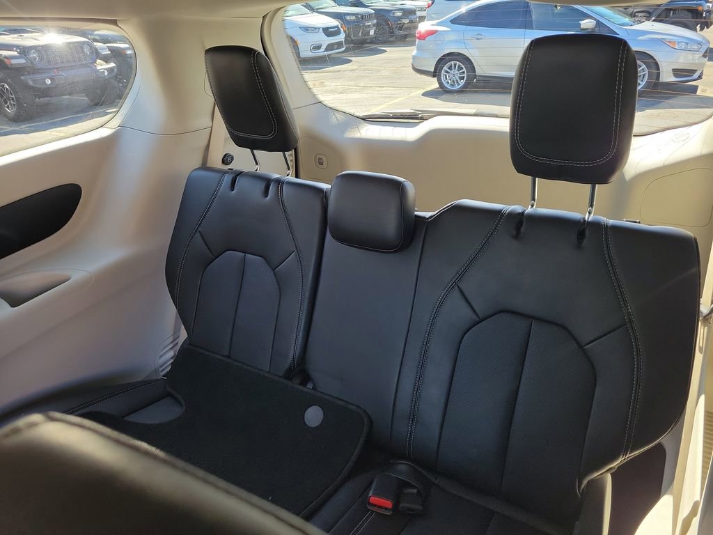 Certified 2024 Chrysler Pacifica Touring-L image 14