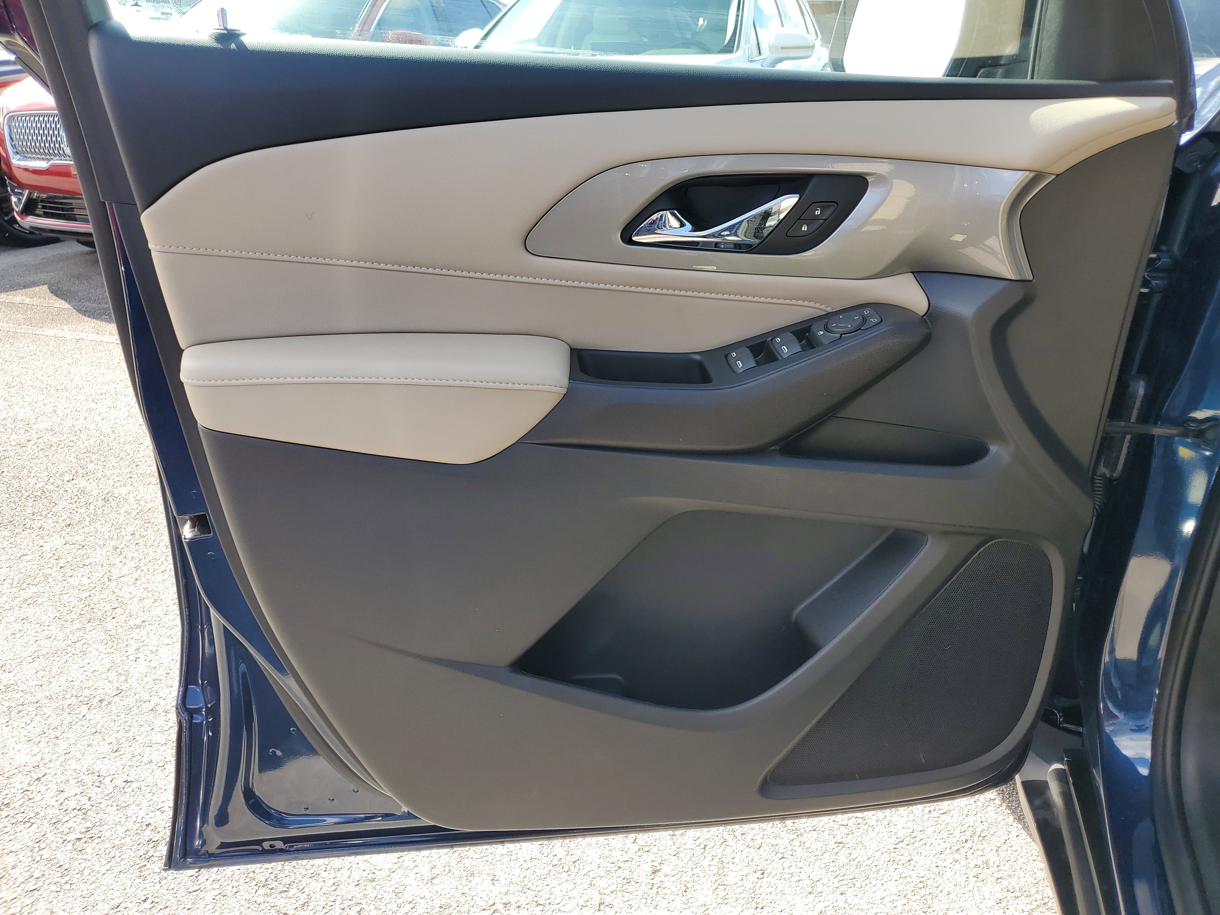 Used 2023 Chevrolet Traverse LS image 10