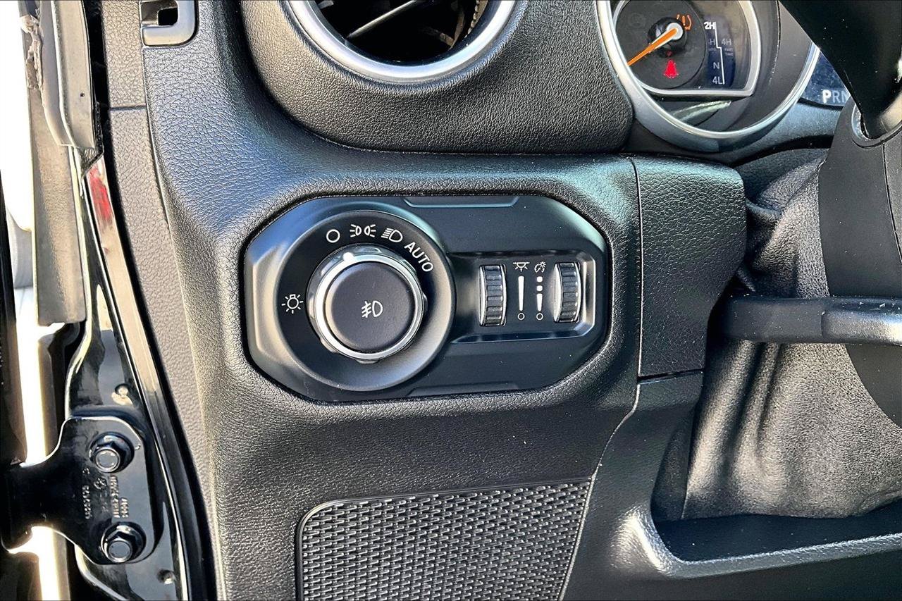 Used 2018 Jeep Wrangler Unlimited Sahara AWD/4WD image 37