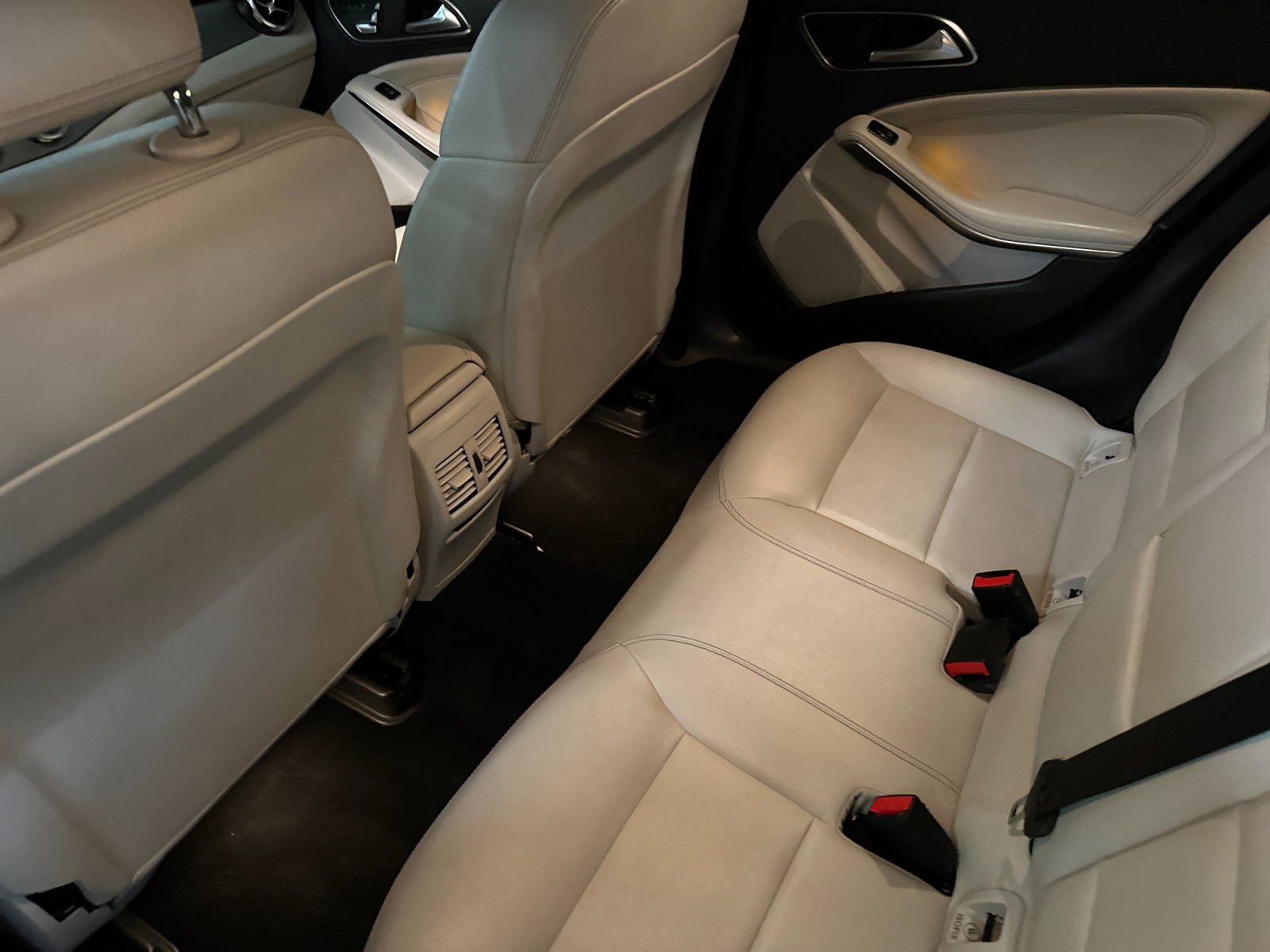 Used 2019 Mercedes-Benz GLA 250 4MATIC w/ Premium Package image 14