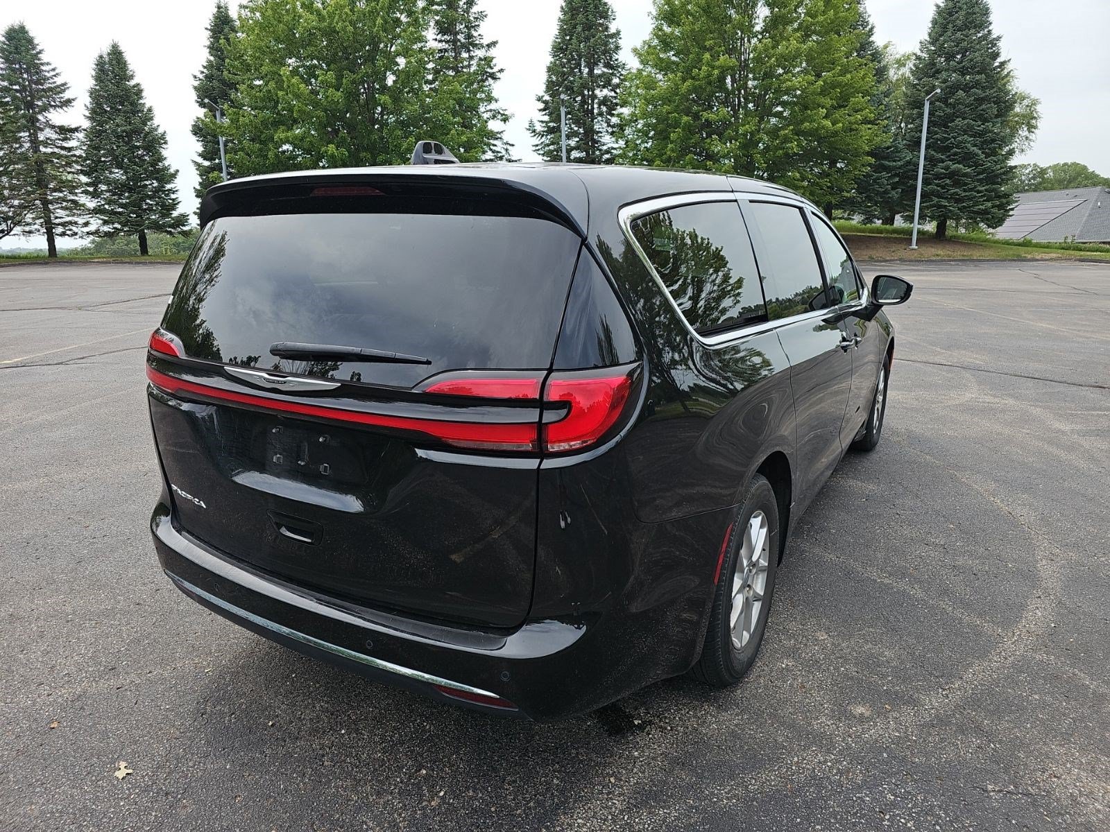 Used 2023 Chrysler Pacifica Touring-L FWD image 6