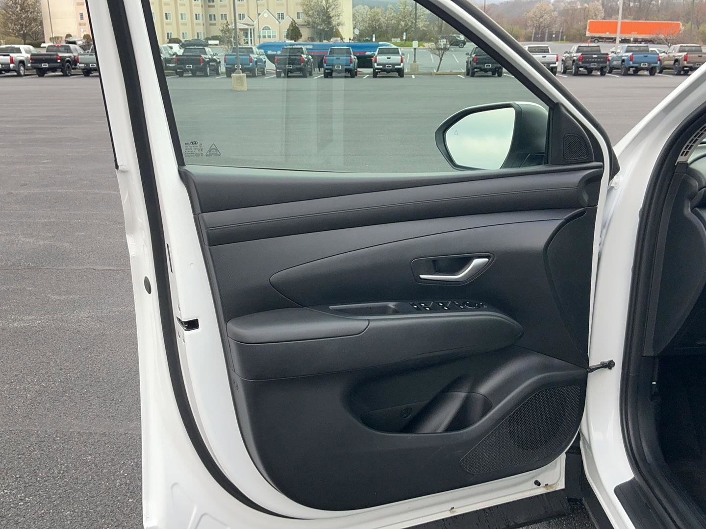 Certified 2025 Hyundai Tucson SE image 14