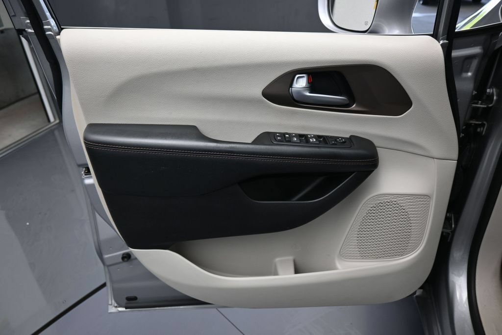 Used 2017 Chrysler Pacifica Touring-L FWD image 13