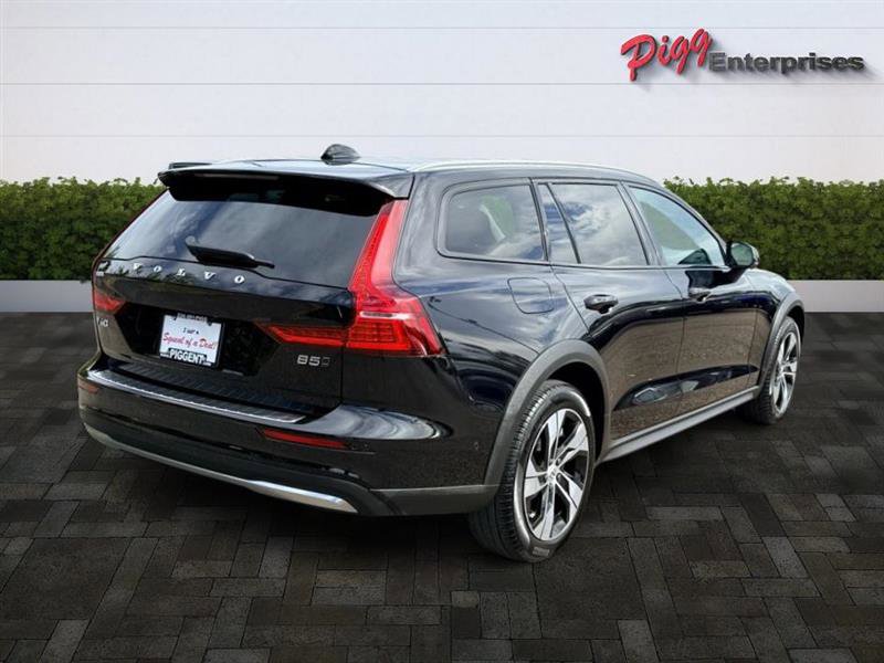Used 2024 Volvo V60 B5 Cross Country Plus image 11