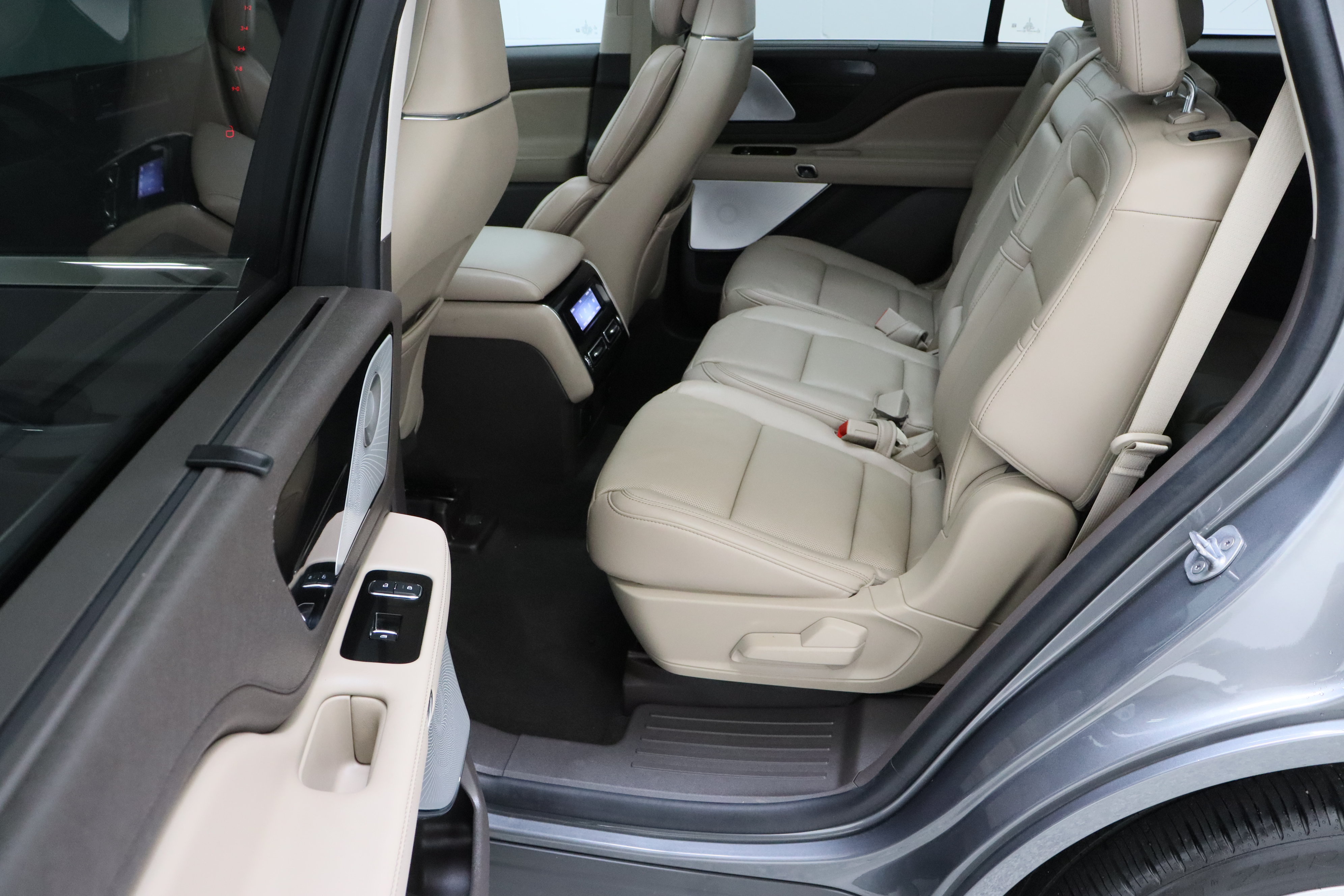 Used 2023 Lincoln Aviator Grand Touring w/ Equipment Group 301A AWD/4WD image 33