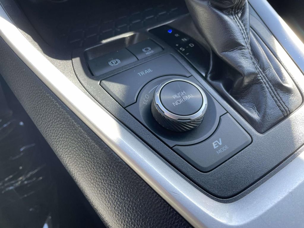 Used 2025 Toyota RAV4 XLE image 40