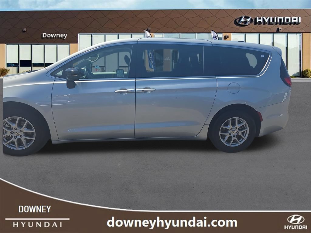 Used 2024 Chrysler Pacifica Touring-L FWD image 2