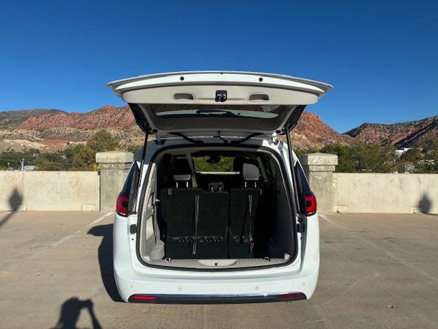Used 2024 Chrysler Pacifica Touring-L image 8